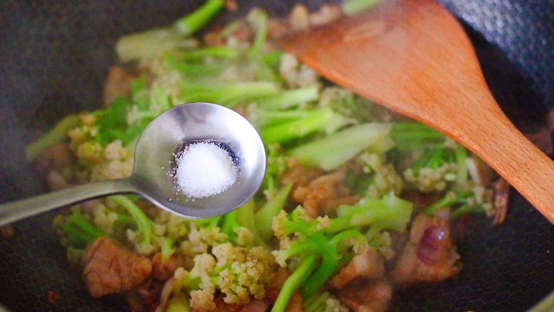 海兔花肉菜花家常小炒,根据个人口味，加入适量的盐调味。