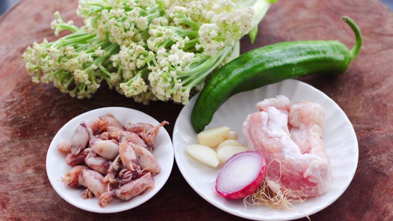 海兔花肉菜花家常小炒,首先备齐所有的食材。