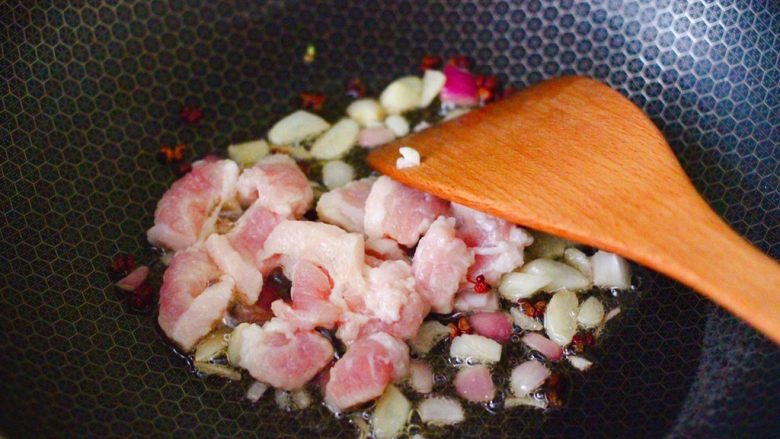 海兔花肉菜花家常小炒,这个时候加入五花肉，继续大火翻炒片刻。