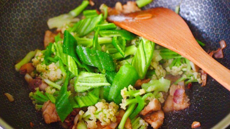 海兔花肉菜花家常小炒,加入切片的青尖椒。