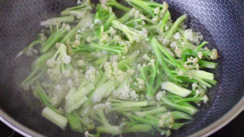海兔花肉菜花家常小炒,锅中倒入适量的清水烧开，锅中放入少许盐，把菜花进行焯水1分钟后，捞出沥干水分备用。