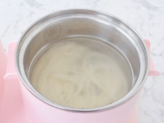 葱油拌面（黄磊老师同款）,锅中烧开水，放入挂面煮熟