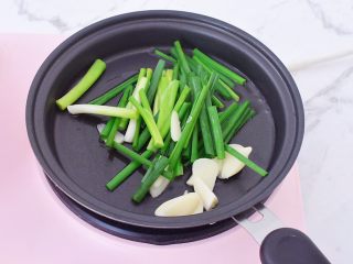 葱油拌面（黄磊老师同款）,另起锅倒入适量的食用油烧热，放入蒜片和葱段
