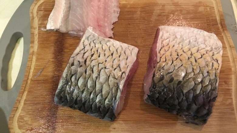 无刺爆鱼,两块完整的鱼肉