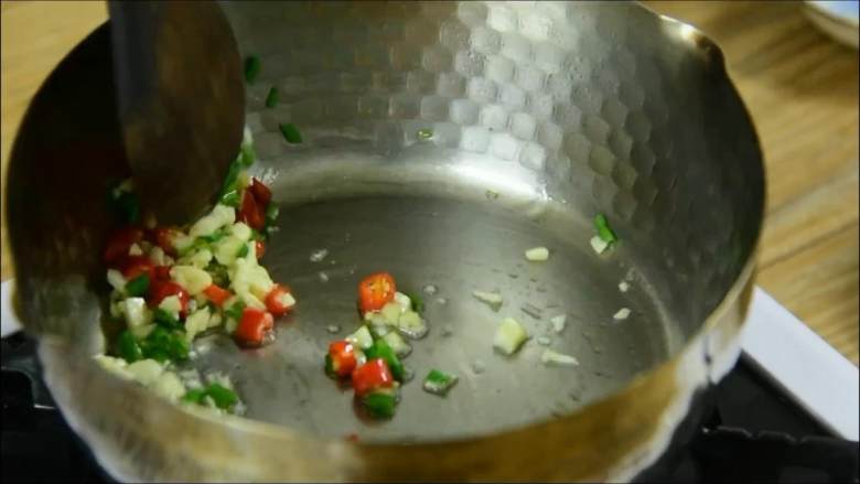 天气越来越热可以试试这道清凉爽口的小菜,锅中油烧热倒入蒜末、小米椒、葱末，关火或者小火炒香。