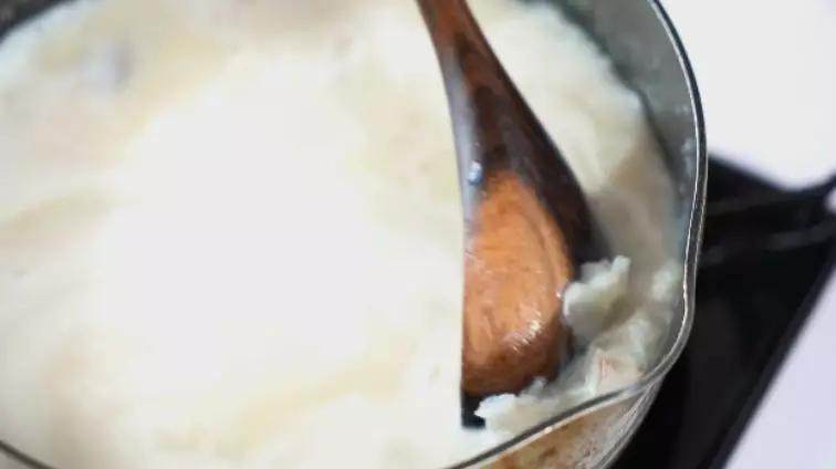 宋美龄最钟爱的一道粥,在家也可以自己做!10分钟做燕麦美龄粥!,用勺子将山药碾碎