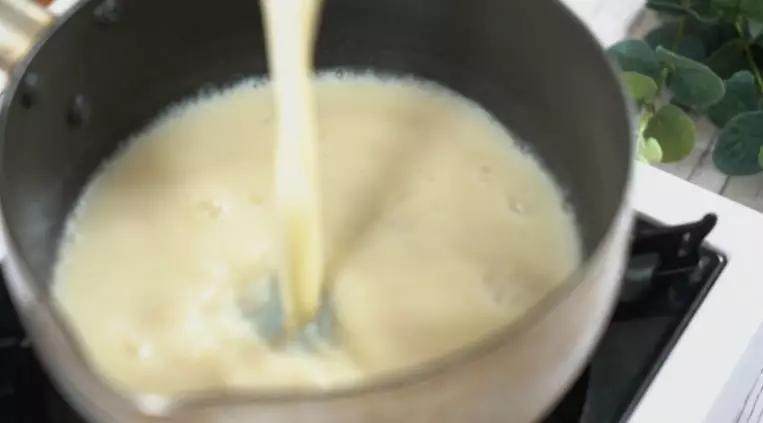宋美龄最钟爱的一道粥,在家也可以自己做!10分钟做燕麦美龄粥!,将豆浆倒入锅中，加入蒸熟的山药