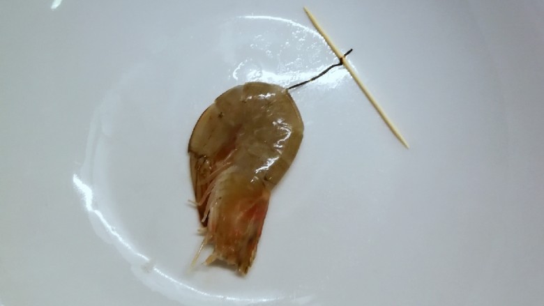 无水椒味虾,用牙签在虾的倒数第三节挑出虾线