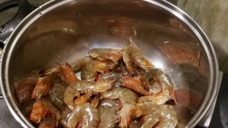 无水椒味虾,取一汤锅  直接放入处理好的虾  中小火操作