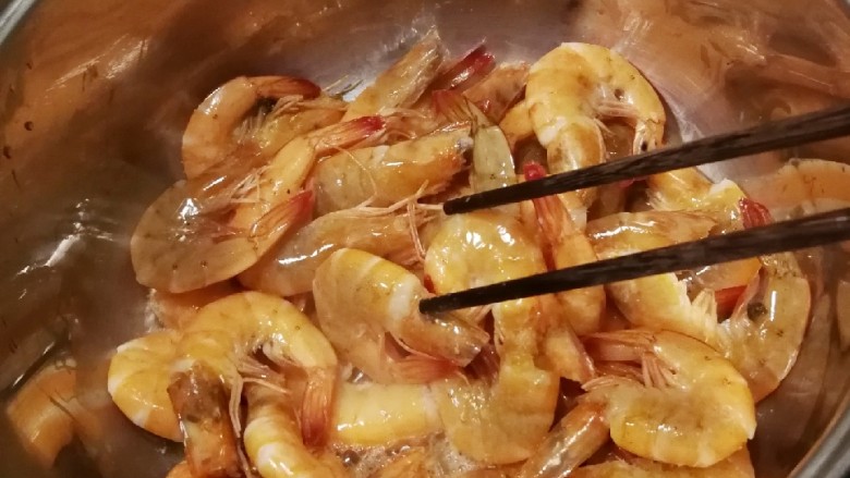 无水椒味虾,当一面已经变色 半熟状态 用筷子轻轻翻拌一下  翻个面