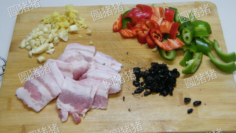 小炒肉,买一条五花肉，切片，青红椒切小条，<a style='color:red;display:inline-block;' href='/shicai/ 694'>豆豉</a>稍微跺一下，生姜大蒜子适量切小粒。