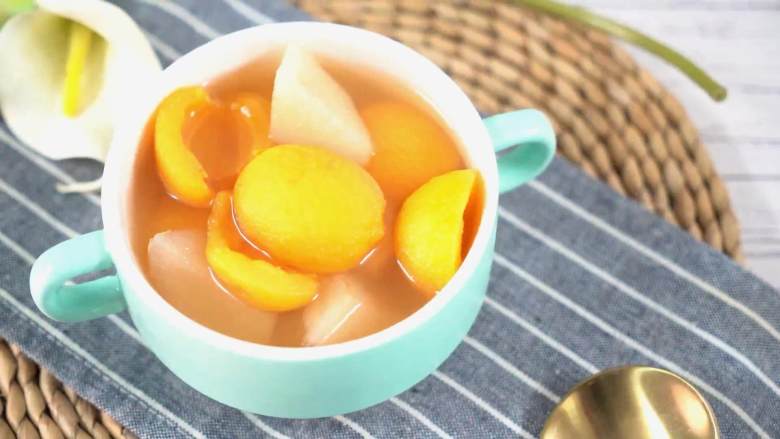 夏天喝一碗雪梨枇杷甜汤,清新解暑又美容,让你清凉一夏!
