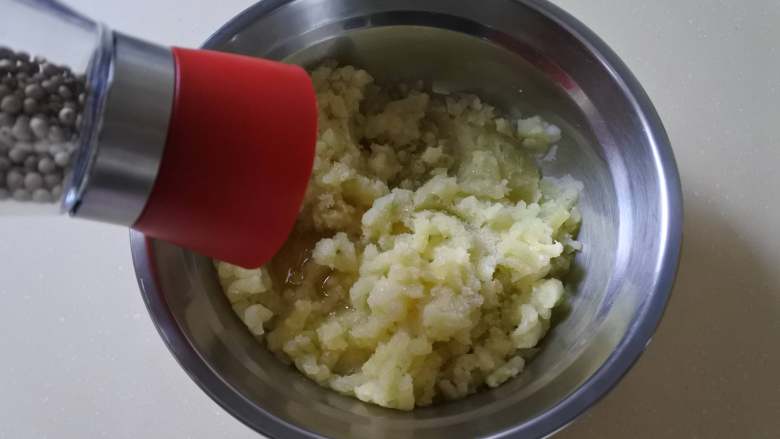鸡汁土豆泥,倒入土豆中，加少量盐、胡椒粉搅拌顺滑