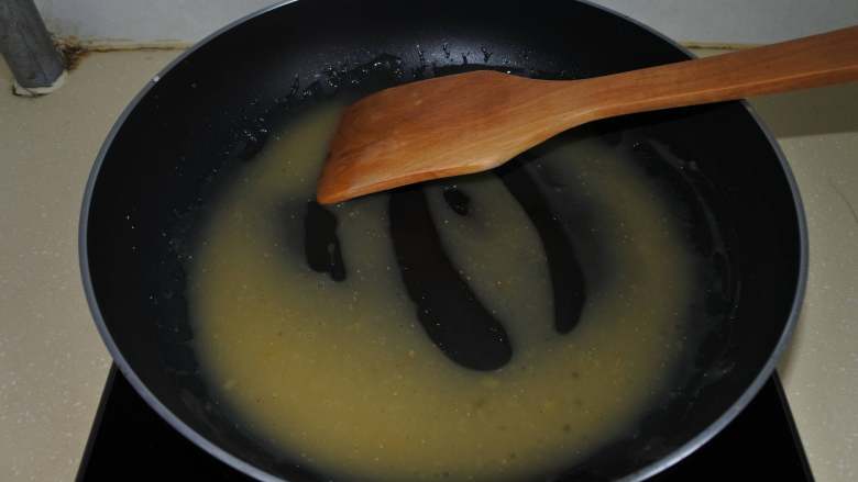 鸡汁土豆泥,锅热后炒成薄薄的芡汁