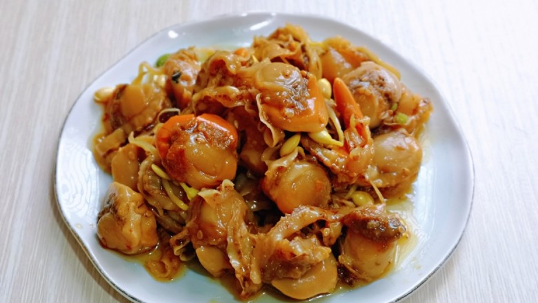 杏鲍菇炒麻辣扇贝肉,麻辣扇贝肉，开袋是即食，是调过味的哈，所以无需另外腌制。