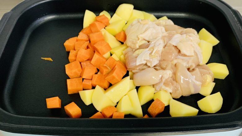 美式鸡肉派,放入鸡肉、土豆、胡萝卜丁进行翻炒。