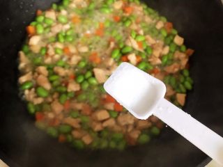 胡萝卜毛豆炒鸡丁,待锅内汤汁差不多收紧，加一小勺细盐