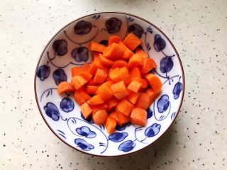 胡萝卜毛豆炒鸡丁,胡萝卜去皮洗净之后切成丁