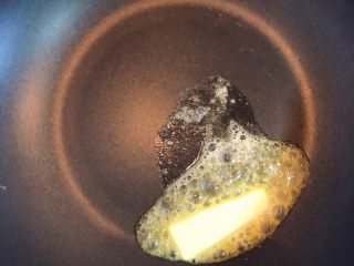 水波蛋西葫芦吐司,锅中放入小块儿黄油，小火儿化开。