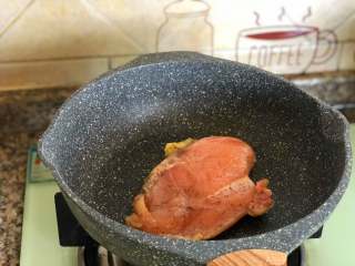 香煎鸡胸肉,一面煎好以后换面，注意控制火候，一直煎到中间看不到红色。