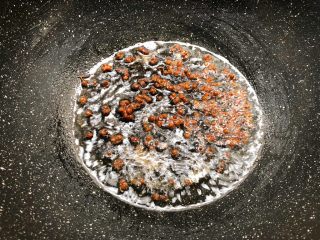 凉拌莴笋木耳,热锅放入适量油烧热，把花椒放入炸出香味，再把花椒捞出来扔掉。