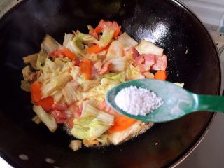 培根胡萝卜炒白菜,放盐调味