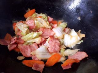 培根胡萝卜炒白菜,炒匀出锅