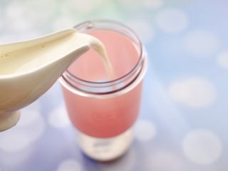车厘子草莓冰奶昔,果汁机里先倒入纯牛奶。