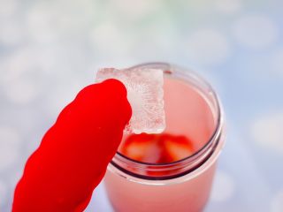 车厘子草莓冰奶昔,最后根据个人喜好，放入自制冰块，我放了两块。