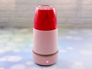 车厘子草莓冰奶昔,启动果汁机开始榨汁。