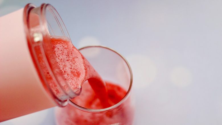 车厘子草莓冰奶昔,冰爽可口又酸酸甜甜的车厘子草莓冰奶昔做好了，倒入杯子里即可。