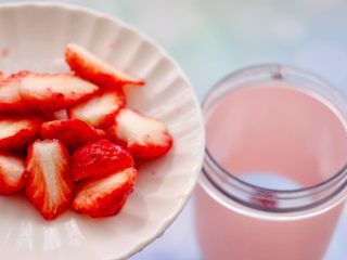 车厘子草莓冰奶昔,把切半的草莓，也放入果汁机里。