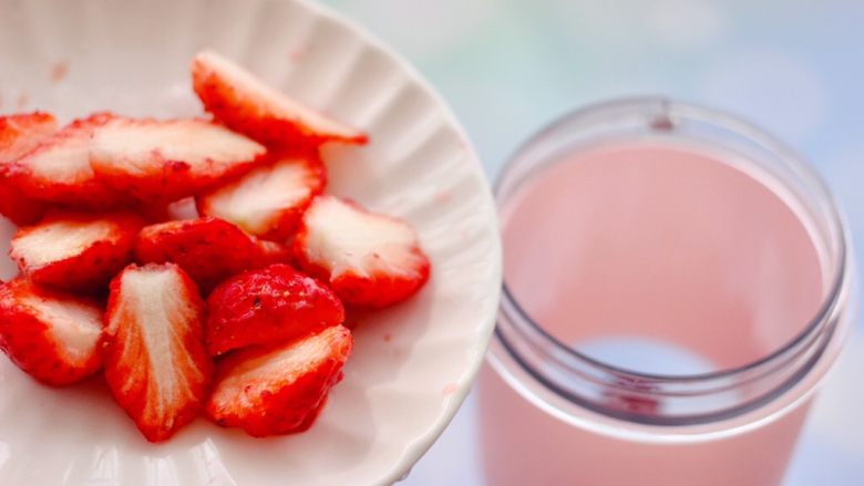 车厘子草莓冰奶昔,把切半的草莓，也放入果汁机里。
