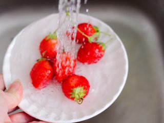 车厘子草莓冰奶昔,草莓先用淡盐水浸泡一会儿，再用自来水冲洗干净。