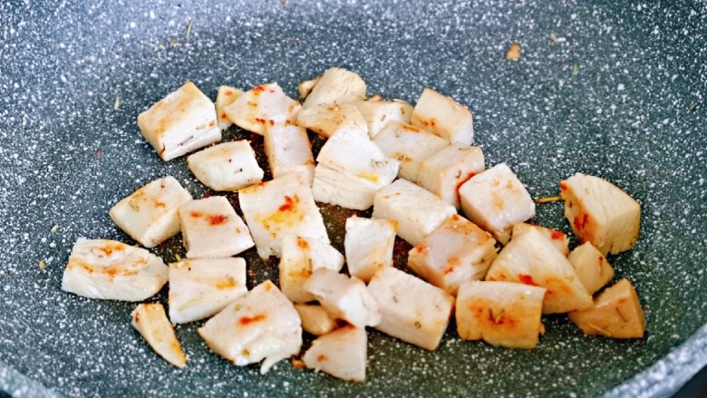 山葵木鱼花三文鱼沙拉,将腌制好的鸡胸肉块倒入不粘锅中，小火煎至两面微黄盛出备用。(无油煎)
