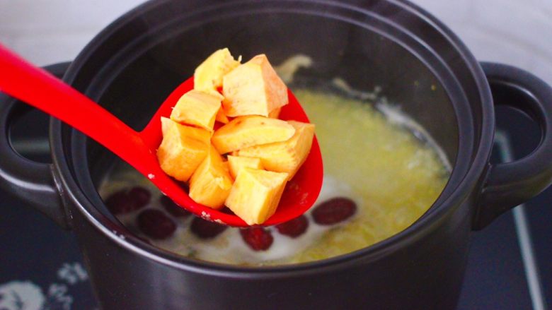 红薯百合红枣小米粥,加入切块的红薯。