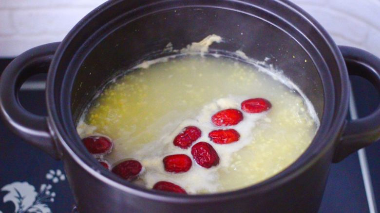 红薯百合红枣小米粥,继续用小火炖煮30分钟，看见米汤汁变得浓稠时。