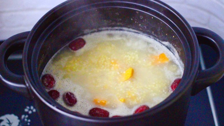 红薯百合红枣小米粥,大火煮开后，继续用中火煮至红薯变软的时候。