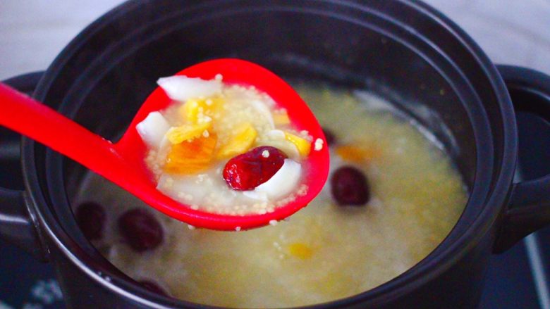 红薯百合红枣小米粥,中火慢慢炖煮至冰糖，完全溶化即可关火。