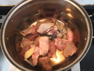 莴笋芋头焖鸡,锅中加水，倒入鸡块，放5g姜，25g料酒