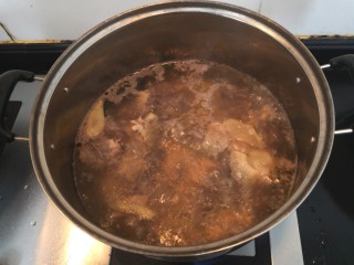 莴笋芋头焖鸡,大火烧煮，撇去浮沫