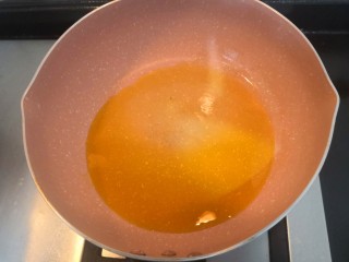 莴笋芋头焖鸡,热锅起油，放入5g姜