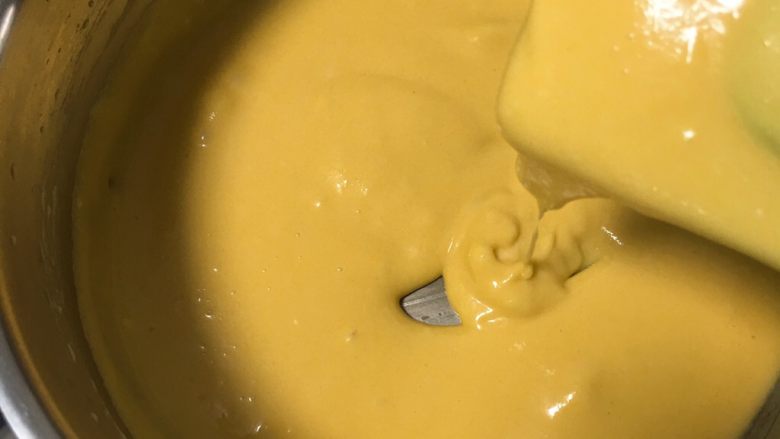 玉米粉蛋糕,先用打蛋器低速搅拌，后用刮刀翻拌均匀。