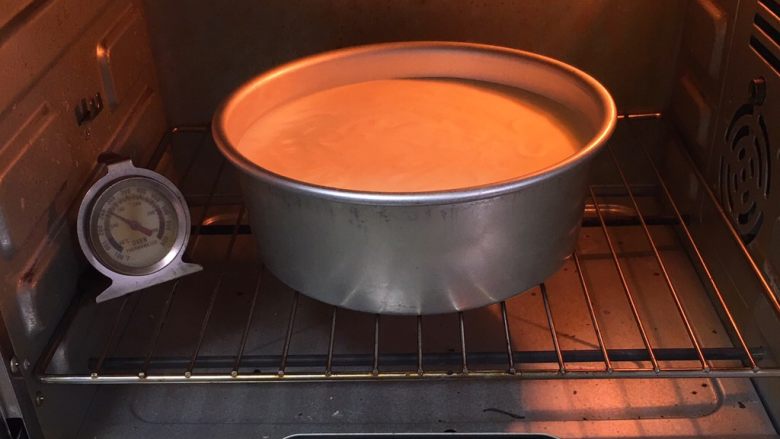 玉米粉蛋糕,烤箱预热至150度，模具送入烤箱，烤制40分钟，烤完立即倒扣放凉，三小时后再脱模。