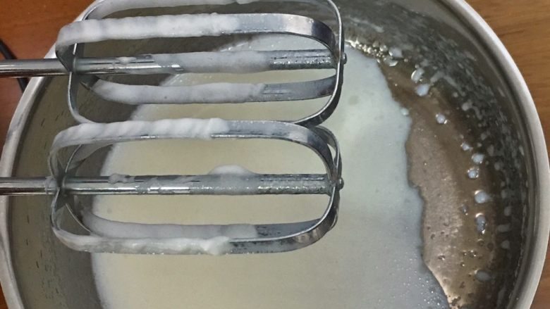 玉米粉蛋糕,用打蛋器低速搅拌至融合。