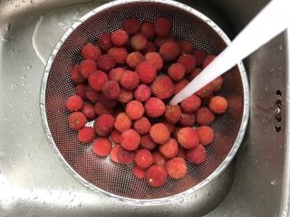 杨梅果酱,食材处理：

新鲜的杨梅用清水冲洗干净 挑掉坏果并将果蒂去掉