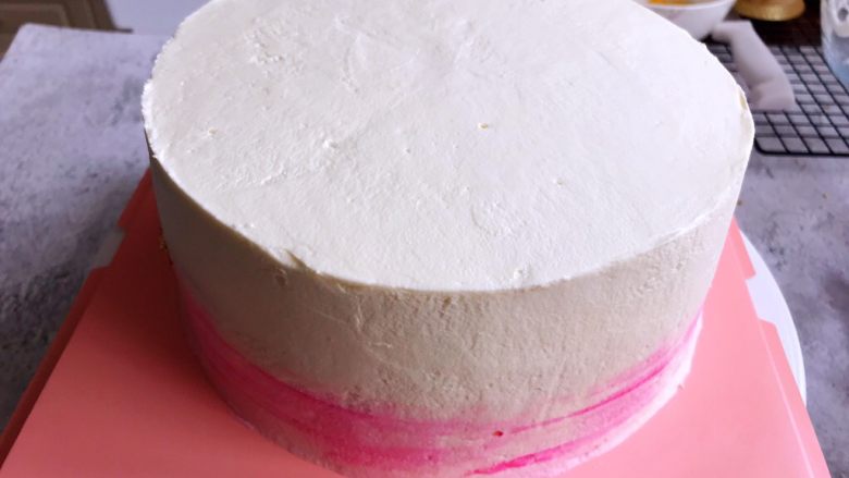 白雪公主蛋糕,然后侧面放上淡奶油也抹平，下方用粉色色素稍微抹一下即可