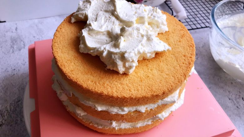 白雪公主蛋糕,然后盖上最后一层蛋糕片，放上淡奶油