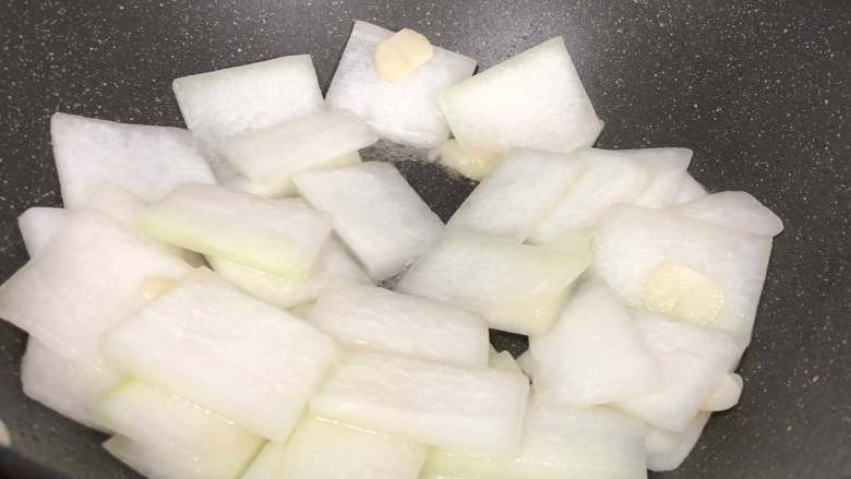 虾米冬瓜 ,闻到蒜香味的时候把冬瓜倒进锅里，注意小心油不要溅到受伤了哦！倒进去以后翻炒一下，炒的过程中冬瓜会出水的。