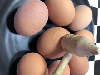 麻辣卤蛋,煮熟的鸡蛋用小锤敲打一下拔去外壳